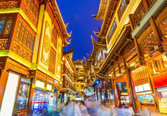 🌟 临港港城新天地地标火了！大悦城潮流酒吧打卡与滴水湖畔观星